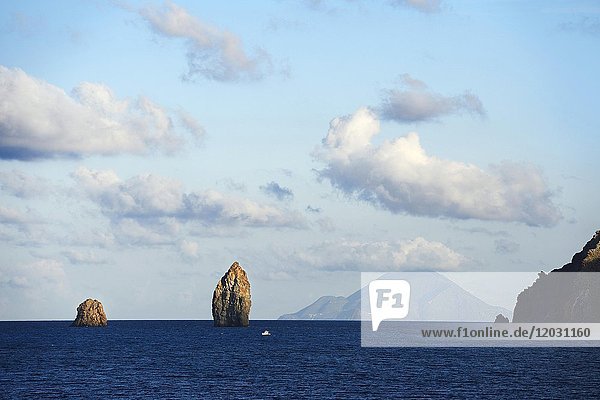 Panarea und Felsnadel Dattilo vor der Insel Stromboli  Liparische oder Äolische Inseln  Sizilien  Italien  Europa