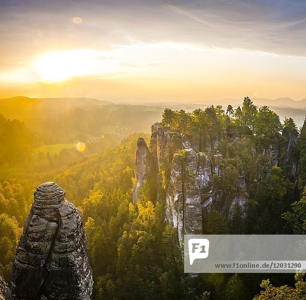 Elbtal  Schrammsteine um die Bastei bei Sonnenaufgang  Elbsandsteingebirge  Rathen  Nationalpark Sächsische Schweiz  Sachsen  Deutschland  Europa