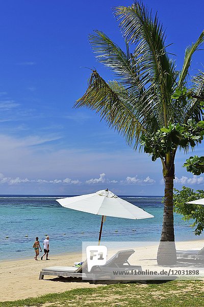 Touristen am Strand von Le Morne  Saint Regis Resort  Le Morne Brabant Peninsula  Mauritius  Indischer Ozean  Afrika