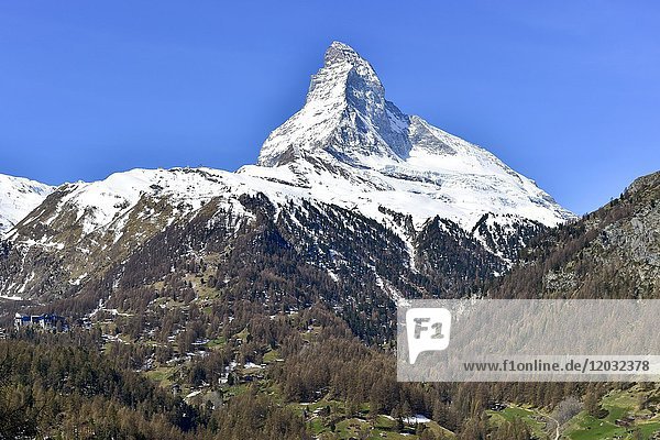 Matterhorn mit Schnee  Zermatt  Schweiz  Europa