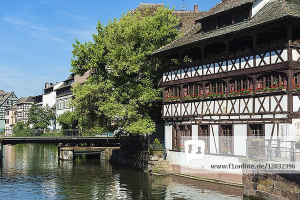 Maison des Tanneurs und Fachwerkhäuser entlang des ILL-Kanals  Stadtteil Petite France  Straßburg  Elsass  Departement Bas-Rhin  Frankreich  Europa
