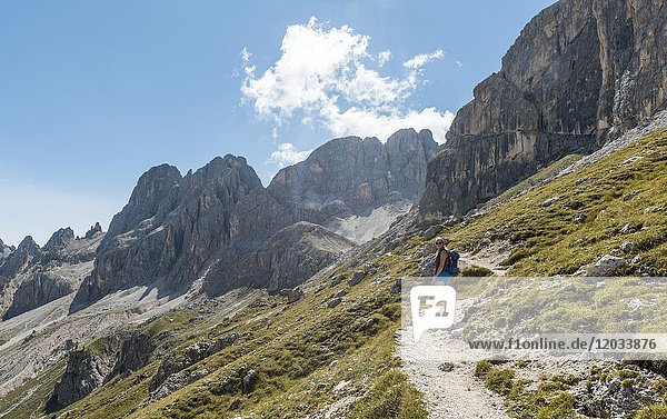 Wanderer bei der Rosengarten-Gruppenumrundung  Dolomiten  Südtirol  Trentino-Südtirol  Italien  Europa