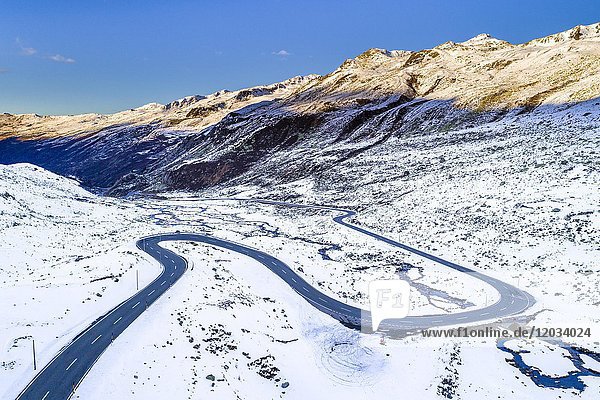 Passstrasse  Flüelapass im Winter  Luftaufnahme  Kanton Graubünden  Schweiz  Europa
