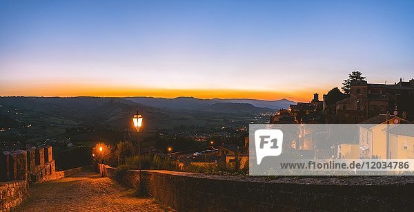 Stadtmauern  Stadtbild der Altstadt  Sonnenuntergang  Orvieto  Umbrien  Italien  Europa