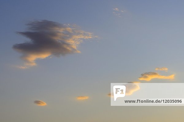 Kleine Wolken bei Sonnenuntergang  Concepción  Paraguay  Südamerika