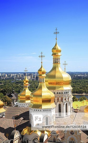 Goldene Kuppeln der Kathedrale der Himmelfahrt der Jungfrau Maria  Kiewer Höhlenkloster  Lawra  Kiew  Ukraine  Europa