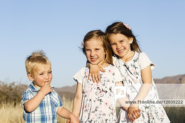 Drei Geschwister  Junge und zwei Mädchen  Kleinkinder  Namibia  Afrika
