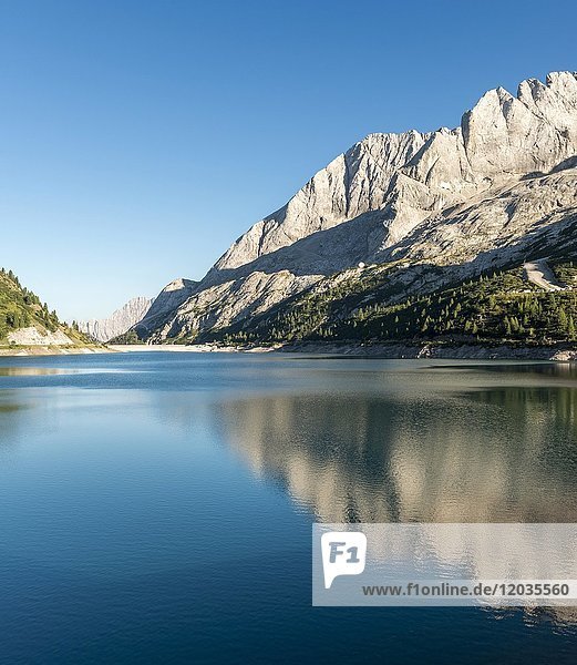 Lago di Fedaia  links Marmolada Berg  Dolomiten  Südtirol  Trentino-Südtirol  Italien