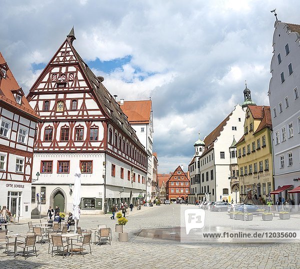 Altstadt  Fachwerkhäuser und Platz mit Brunnen  Nördlingen  Schwaben  Bayern  Deutschland  Europa