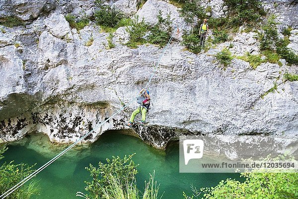 Mann überquert den Fluss Verdon an einem Seil  Provence-Alpes-Cote d'Azur  Provence  Frankreich  Europa