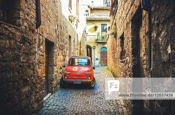 Alter roter Fiat 500 parkt in einer schmalen Gasse  Oldtimer  Orvieto  Umbrien  Italien  Europa