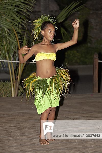 Tänzerin  traditioneller Tanz  Insel  Bora Bora  Gesellschaftsinseln  Französisch Polynesien