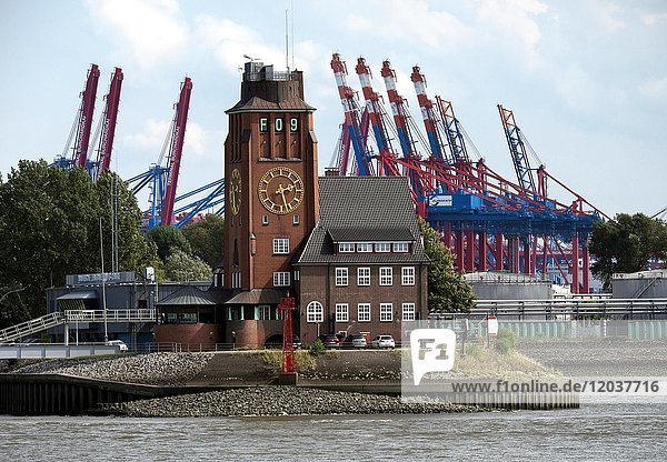 Lotsenhaus Seemannshöft mit nautischer Zentrale vor Ladekränen  Hamburger Hafen  Hamburg  Deutschland  Europa