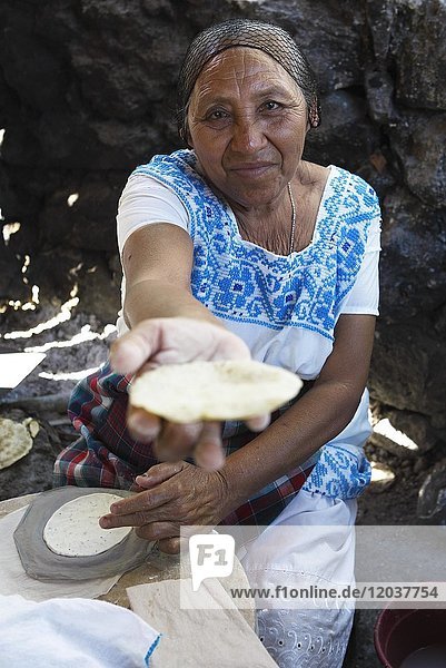 Frau  69 Jahre  mit einer Tortilla  Izamal  Bundesstaat Yucatán  Mexiko  Mittelamerika