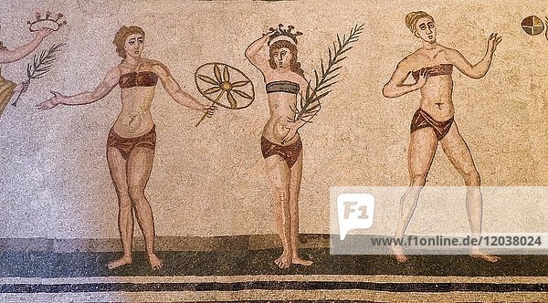 Bikinimädchen  antikes römisches Fußbodenmosaik  Villa Casale  Villa Romana del Casale  Piazza Armerina  Sizilien  Italien  Europa