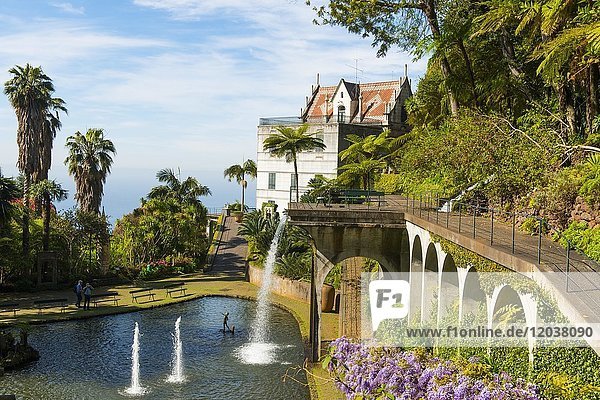 Historischer Palast  See und Wasserspiele im botanischen Garten  Monte Palace Tropical Garden  Monte  Insel Madeira  Portugal  Europa