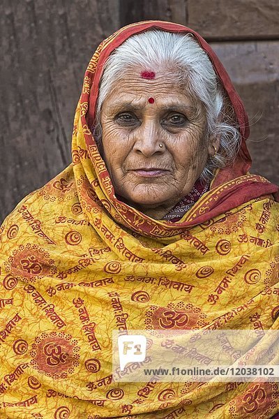 Nepalesin  Portrait mit Nasenschmuck und Kopftuch  Bandipur  Tanahun District  Nepal  Asien