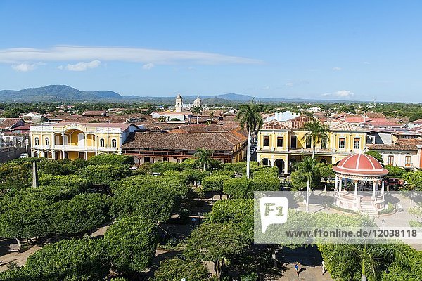 Ausblick von der Kathedrale Nuestra Senora de la Asuncion auf die Häuser am Parque Central  Altstadt  Granada  Nicaragua  Mittelamerika