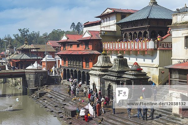 Feuerbestattung  Ghat am Bagmati Fluss  Pashupatinath Tempelanlage  Kathmandu  Nepal  Asien