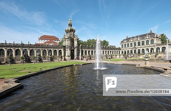 Springbrunnen vor Zwinger mit Kronentor  Dresden  Sachsen  Deutschland  Europa