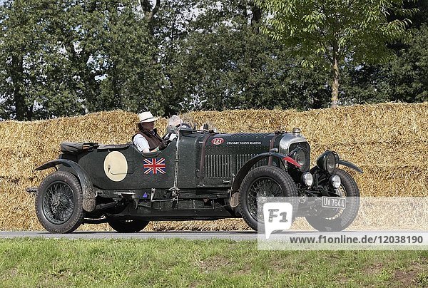 Bentley 4  5 Litre auf dem Rundkurs  britischer Sportwagen von 1930  Classic Daysy Schloss Dyck  Jüchen  Nordrhein-Westfalen  Deutschland  Europa