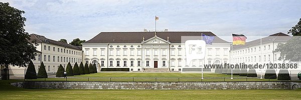 Schloss Bellevue mit Europaflagge und Deutschlandflagge  Amtssitz des deutschen Bundespräsidenten  Berlin  Deutschland  Europa