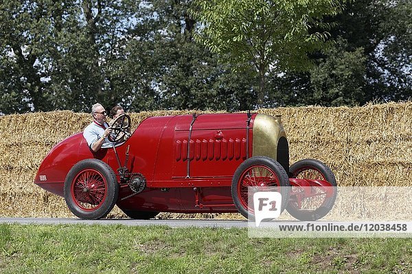 Fiat S 76 auf dem Rundkurs  ''Das Biest von Turin''  Weltrekordfahrzeug von 1911  Oldtimertreffen  Classic Days Schloss Dyck  Jüchen  Nordrhein-Westfalen  Deutschland  Europa'