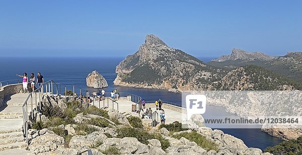 Touristen am Aussichtspunkt  Mirador d'Es Colomer  auch Mirador del Mal Pas  Halbinsel Formentor  Mallorca  Spanien  Europa