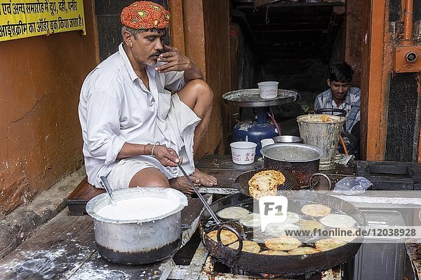 A man is preparing savoury fried snacks at a street kitchen  Pushkar  Rajasthan  India  Asia
