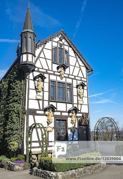 Fachwerkhaus  mittelalterliche Giebel und Dach  Schloss Lichtenstein  Baden-Württemberg  Deutschland  Europa