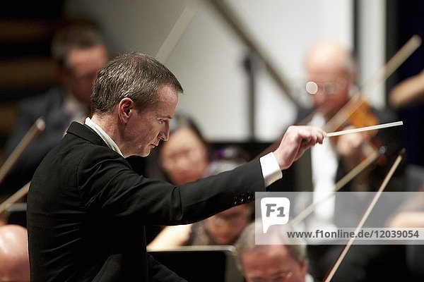 Principal Conductor Garry Walker conducts  Staatsorchester Rheinische Philharmonie  Rhein-Mosel-Halle  Koblenz  Rhineland-Palatinate  Germany  Europe