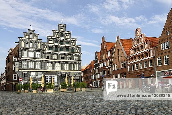 Am Sande  Stadtplatz mit Industrie- und Handelskammer  historische Häuse  Altstadt  Lüneburg  Niedersachsen  Deutschland  Europa