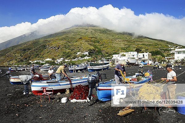 Fischer reparieren Netze am Scari-Strand  im Hintergrund der Vulkan  Insel Stromboli  Liparische Inseln  Italien  Europa