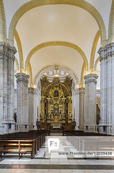 Langhaus  Apsis  Hochaltar  Colegiata Santa Maria  Osuna  Provinz Sevilla  Andalusien  Spanien  Europa