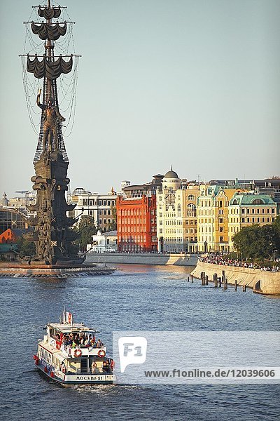 Statue Peter der Große  Denkmal für Peter I.  Sightseeing-Boot und traditionelle Häuser im Abendlicht  Fluss Moskwa  Moskau  Russland  Europa