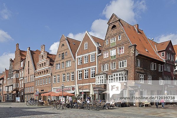 Häuserzeile aus Backsteinhäusern  Am Sande  Lüneburg  Niedersachsen  Deutschland  Europa