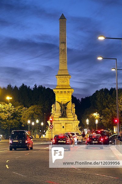 Obelisk  Denkmal des Restaurationskrieges  Platz Praça dos Restauradores  Abenddämmerung  Baixa  Lissabon  Portugal  Europa