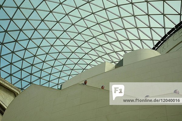 Treppenhaus und Glasdach am Great Court  Innenhof des British Museum in London  Großbritannien  Europa