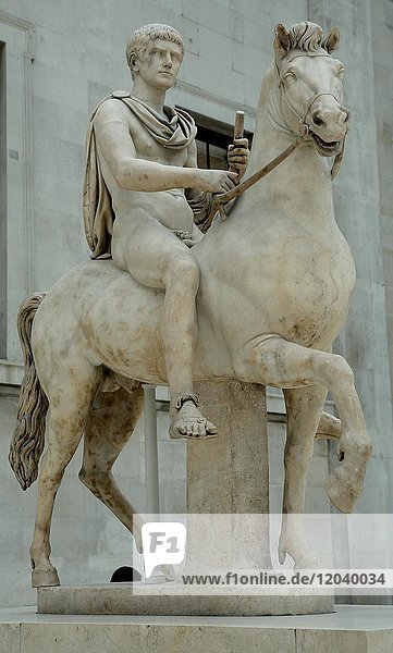 Römische Statue eines jungen Mannes zu Pferde auf dem Innenhof im British Museum  London  Großbritannien  Europa