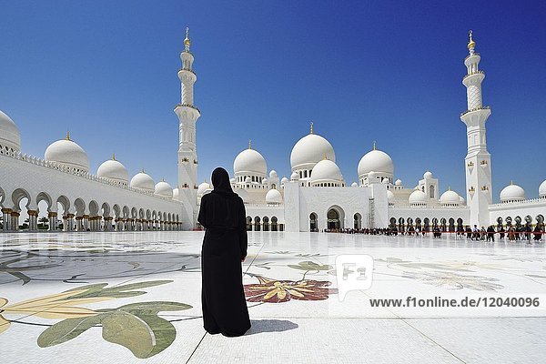 Verschleierte Frau vor der Sheikh-Zayed-Moschee  Emirat Abu Dhabi  Vereinigte Arabische Emirate  Asien