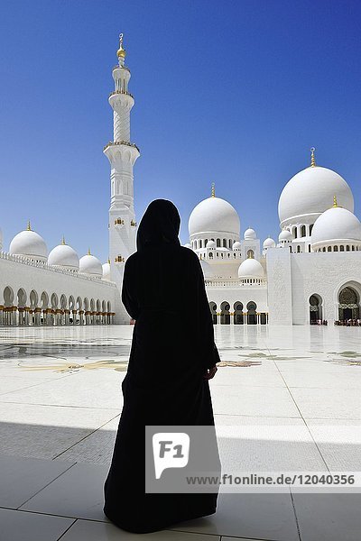 Verschleierte Frau vor der Sheikh-Zayed-Moschee  Emirat Abu Dhabi  Vereinigte Arabische Emirate  Asien