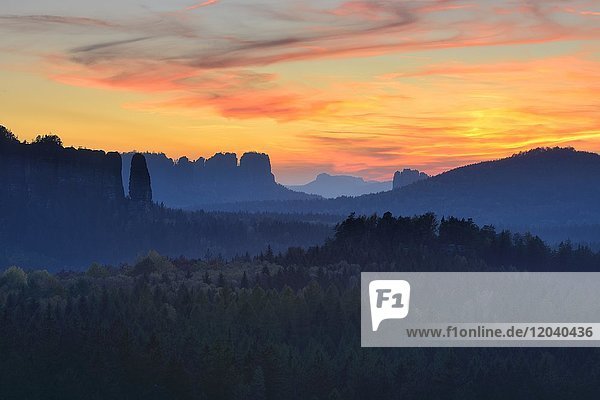 Aussicht auf Felsen und Wälder bei Sonnenuntergang  links der Bloßstock  Elbsandsteingebirge  Nationalpark Sächsische Schweiz  Sachsen  Deutschland  Europa
