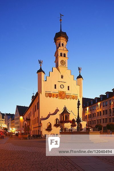 Rathaus am Rathausplatz bei Abenddämmerung  Altstadt  Kempten  Allgäu  Oberschwaben  Bayern  Deutschland  Europa
