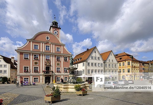 Marktplatz mit Rathaus und Willibaldsbrunnen  Eichstätt  Altmühltal  Oberbayern  Bayern  Deutschland  Europa