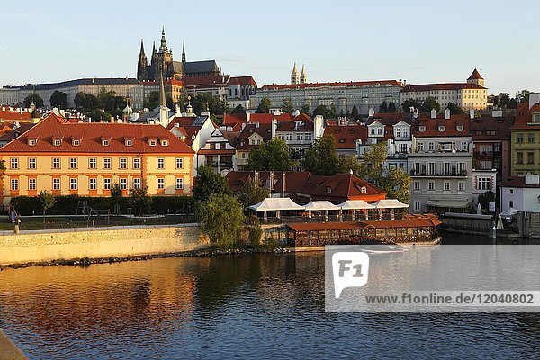 Ausblick über die Altstadt zur Burg  Prag  Tschechien  Europa