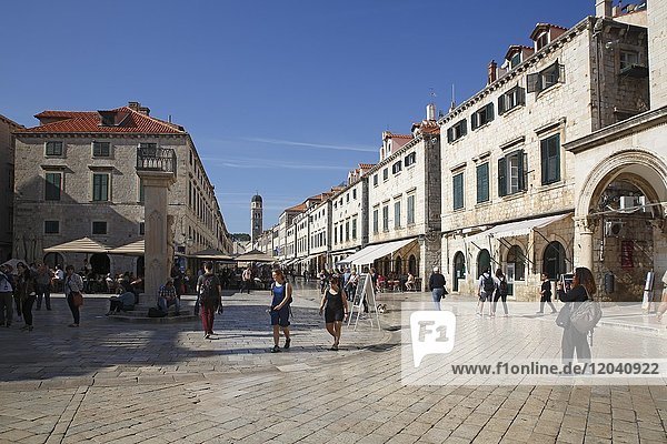 Flaniermeile Stradun und Luza-Platz in der historischen Altstadt von Dubrovnik  Dalmatiien  Kroatien  Europa