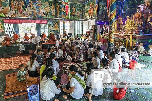 Einheimische beim gemeinsamen Essen im Tempel Phnom Sasear  bei Kampot  Kambodscha  Asien