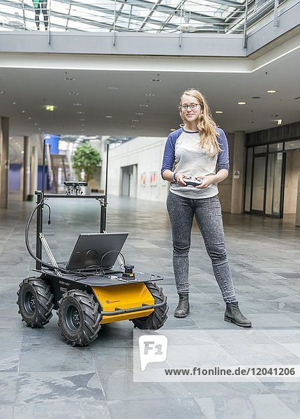 Studentin steuert ein Roboter-Auto  autonomes Fahren  Hochschule München  Bayern  Deutschland  Europa