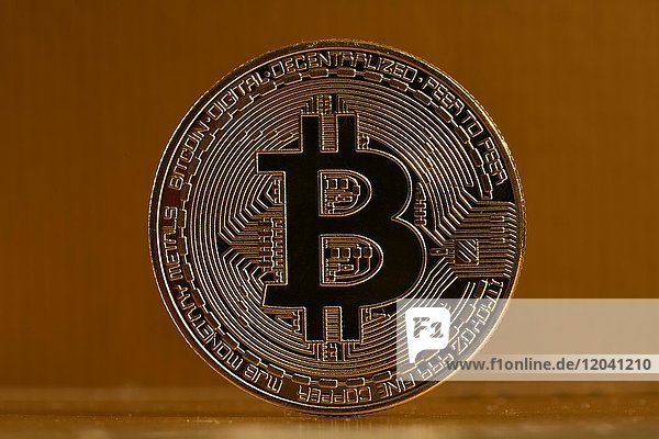 Symbolbild digitale Währung  goldene physische Münze Bitcoin Vorderseite