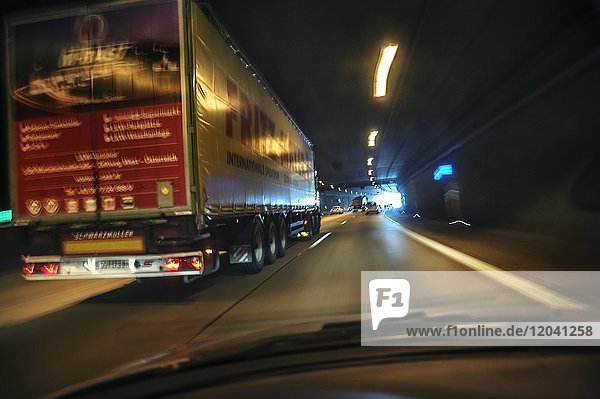 Autoverkehr im Tunnel  Luise-Kiesselbach-Tunnel  München  Bayern  Deutschland  Europa